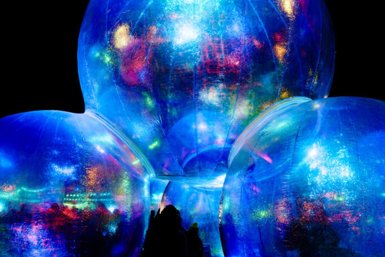 Les sphères lumineuses installées Place Bellecour.